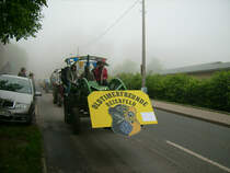 Deutz mit Hublader beim Korso duch Gr�nhain anl�sslich des 5. Oldtimer und Traktorentreffen des ADMV  