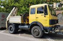 =MB 1625 mit Anbaukran steht auf dem Weinfestgelände von Bernkastel-Kues, 08-2023