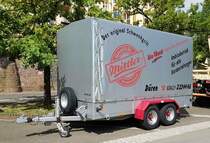 =Tandemachs-Anhänger der Firma MITTLER steht auf dem Weinfestgelände von Bernkastel-Kues, 08-2023