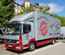 =MB Atego 822 der Firma MITTLER steht auf dem Weinfestgelände von Bernkastel-Kues, 08-2023