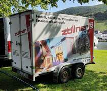 =Anhänger der Firma ZÖLLNER steht auf dem Weinfestgelände von Bernkastel-Kues, 08-2023