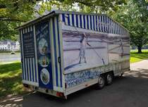 =Anhänger der Firma Salzimport SCHWEIZER, als Verkaufsstand, steht auf dem Weinfestgelände von Bernkastel-Kues, 08-2023