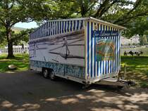 =Anhänger der Firma Salzimport SCHWEIZER, als Verkaufsstand, steht auf dem Weinfestgelände von Bernkastel-Kues, 08-2023