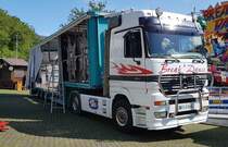 =MB Actros 1843-Sattelzug vom BREAK DANCE-Fahrgeschäft steht auf dem Weinfestgelände von Bernkastel-Kues, 08-2023