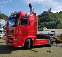 =MAN des Schaustellerunternehmens WINGENDER steht auf dem Weinfestgelände von Bernkastel-Kues, 08-2023