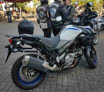 =Suzuki steht abfahrbereit zur geführten Tour vom Konrad-Zuse-Hotel in Hünfeld, 09-2023