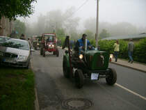 Ein weiterer Eigenbautraktor nahm am Korso durch GGr�nhain beim 5.Oldtimertreffen dran teil