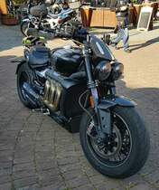 =Triumph Rocket steht abfahrbereit zur geführten Tour vom Konrad-Zuse-Hotel in Hünfeld, 09-2023