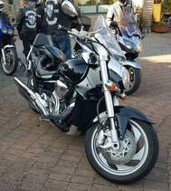 =Harley Davidson steht abfahrbereit zur geführten Tour vom Konrad-Zuse-Hotel in Hünfeld, 09-2023