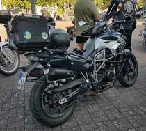 =BMW steht abfahrbereit zur geführten Tour vom Konrad-Zuse-Hotel in Hünfeld, 09-2023