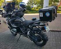 =BMW steht abfahrbereit zur geführten Tour vom Konrad-Zuse-Hotel in Hünfeld, 09-2023