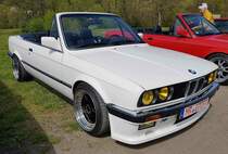 =BMW Cabrio steht bei der Oldtimerveranstaltung in Frankenberg/Eder im Mai 2023