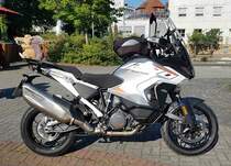 =KTM steht abfahrbereit zur geführten Tour vom Konrad-Zuse-Hotel in Hünfeld, 09-2023