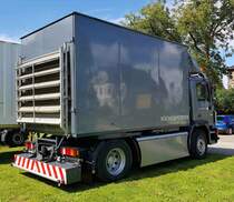 =MAN des Schaustellerbetriebes KÜCHENMEISTER steht auf dem Weinfestgelände von Bernkastel-Kues, 08-2023