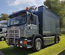 =MAN des Schaustellerbetriebes KÜCHENMEISTER steht auf dem Weinfestgelände von Bernkastel-Kues, 08-2023