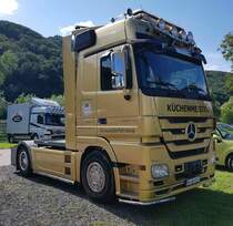 =MB Actros-Sattelzugmaschine des Schaustellerbetriebes KÜCHENMEISTER steht auf dem Weinfestgelände von Bernkastel-Kues, 08-2023 