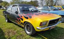 =Opel Rekord D 1900, steht bei der Oldtimerveranstaltung in Frankenberg/Eder im Mai 2023