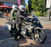 =BMW GS R 1250 steht abfahrbereit zur geführten Tour vom Konrad-Zuse-Hotel in Hünfeld, 09-2023