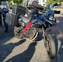 =BMW F 700 steht abfahrbereit zur geführten Tour vom Konrad-Zuse-Hotel in Hünfeld, 09-2023