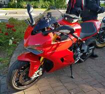 =Ducati Supersport steht abfahrbereit zur geführten Tour vom Konrad-Zuse-Hotel in Hünfeld, 09-2023