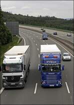 SCANIA-POWER: SCANIA TOPLINE \8/ R560 der Manfred Prein Transporte l�sst einen slowakischen Actros 1844(?)  rechts liegen .