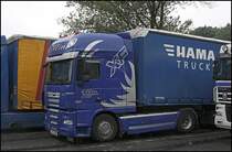 Bei str�menden Regen steht ein DAF XF105.460SCC  SuperSpaceCab  der Manfred Prein Transporte mit einem Planensattel von HAMA Trucks auf dem Rasthof Sauerland-West.