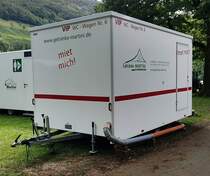 =WC-Wagen von Getränke-MARTINI steht auf dem Weinfestgelände von Bernkastel-Kues, 08-2023