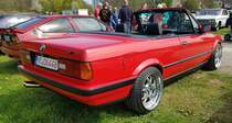 =BMW Cabrio steht bei der Oldtimerveranstaltung in Frankenberg/Eder im Mai 2023