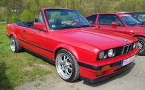 =BMW Cabrio steht bei der Oldtimerveranstaltung in Frankenberg/Eder im Mai 2023
