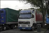 Sehr weitab der Heimat L�nderkennzeichen (KZ) stehen dieser VOLVO FH12 420PS  GLOBETROTTER XL   My second Live  und ein MAN F2000 (links im Bild) auf dem Rasthof Sauerland-West. Der Volvo zieht einen Arcese Sattelauflieger der aber aus Italien kommen muss. Bevor die Fahrer ihre Heimat wieder sehen d�rfe es noch etwas dauern....