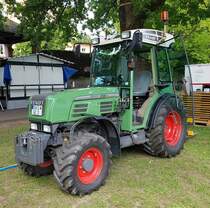 =Fendt 208 V steht auf dem Weinfestgelände von Bernkastel-Kues, 08-2023