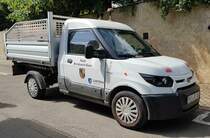 =Elektro-Nutzfahrzeug der Stadt BERNKASEL-KUES unterwegs auf dem Weinfestgelände von Bernkastel-Kues, 08-2023