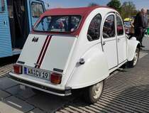 =Citroen 2 CV 6, gesehen bei der Oldtimerveranstaltung in Frankenberg/Eder im Mai 2023