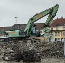 =Hitachi-Hydraulikbagger der Firma GEIGER zerkleinert Betonteile hinter dem Bahnhof in Lindau-Insel, 12-2023