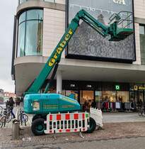 =GRÄBER-Teleskoparbeitsbühne steht im Dezember 2023 in der Innenstadt von Ulm