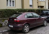 Rückansicht / Seitenansicht: Seat León in der Farbe Rojo Soberano. Die Aufnahme stammt von Dezember, 2022.