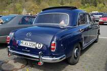 ==MB 220 S Ponton steht bei der Oldtimerveranstaltung in Frankenberg/Eder im Mai 2023