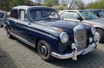 =MB 220 S Ponton steht bei der Oldtimerveranstaltung in Frankenberg/Eder im Mai 2023