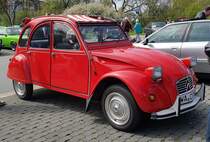 =Citroen 2 CV steht bei der Oldtimerveranstaltung in Frankenberg/Eder im Mai 2023