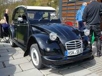 =Citroen 2 CV steht bei der Oldtimerveranstaltung in Frankenberg/Eder im Mai 2023