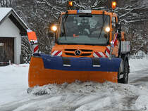 Dieser Unimog U318 der Gemeinde Pfronten war Ende November 2023 im Winterdienst unterwegs.