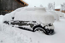 Ein verschneites Trio in Pfronten, da wird sich die Abfahrt wohl etwas verzögern. Anfang Dezember 2023 musste ich meinen Qashqai erstmal freischaufeln.