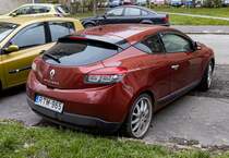 Rückansicht / Seitenansicht: Renault Mégane Mk3 Coupé in der Farbe Orange Cayenne. Foto: 12.2022.