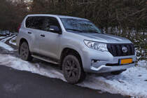 Toyota Land Cruiser kommt aus einem verschneiten Waldweg, 12.2023