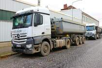 Seliger Mercedes Benz Actros Kippersattelzug am 10.12.23 in Frankfurt Osthafen