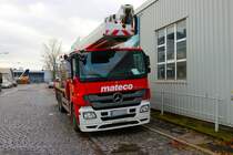 Mateco Mercedes Benz Actros Hebebühne am 10.12.23 in Frankfurt am Main