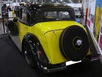 Heckansicht eines Bentley 3.5 Litre Saloon aus dem Jahr 1935. Produziert wurde der 3.5 Litre in den Jahren von 1933 bis 1936. Das Modell wurde von etlichen Coachworking-Betrieben eingekleidet. Insgesamt wurden nur 1.177 Einheiten dieses Modelles produziert. Der abgelichtete Saloon ist mit einer so genannten Werkskarosserie versehen. Diese  Werkskarosserien  wurden bei Park Ward im Londoner Stadtteil Willesden aufgebaut. Der Sechszylinderreihenmotor hat einen Hubraum von 3669 cm³ und leistet ca. 120 PS. Diese Motorleistung kann den fast 1.7 Tonnen schweren Bentley auf eine Höchstgeschwindigkeit von 145 km/h beschleunigen. Essen Motorshow am 06.12.2023.