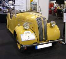 Standard Flying-Eight Open Tourer aus dem Jahr 1938. Der Flying Eight war als zweitürige Limousine, Tourenwagen und nur im Jahr 1939 auch als  normales  Cabriolet lieferbar. Er war zu jener Zeit das kleinste Modell in der Produktpalette der Marke aus Coventry. Der Vierzylinderreihenmotor hat einen Hubraum von 1009 cm³ und leistet 28 PS. Nach Ausbruch von WW2 stellte die Marke Standard die Produktion ziviler Fahrzeuge ein, so das nur wenige Fahrzeuge in den Karosserieversionen Cabriolet und Open Tourer entstanden. Essen Motorshow am 06.12.2023.