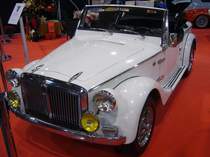 Siata Spring 850 Spider aus dem Jahr 1968. Der Siata Spring 850 Spider wurde von 1967 bis 1970 produziert. Die sehr eng mit der Marke Fiat kooperierende Firma Siata war ebenfalls in Turin ansässig. Der Spring war mit dem Motor des Fiat 850 ausgerüstet. Dieser Vierzylinderreihenmotor ist im Heck verbaut und hat einen Hubraum von 843 cm³ und leistet 37 PS. In Deutschland verkaufte sich der Retro Spider recht ordentlich. Soweit ich mich aus meiner Kindheit erinnern kann, konnte man den Wagen sogar über ein Versandhaus beziehen. Essen Motorshow am 06.12.2023.