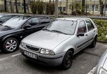 Diesen Mazda 121 (Baugleich mit dem Fiesta IV) habe ihc in Dezember, 2022 fotografiert.